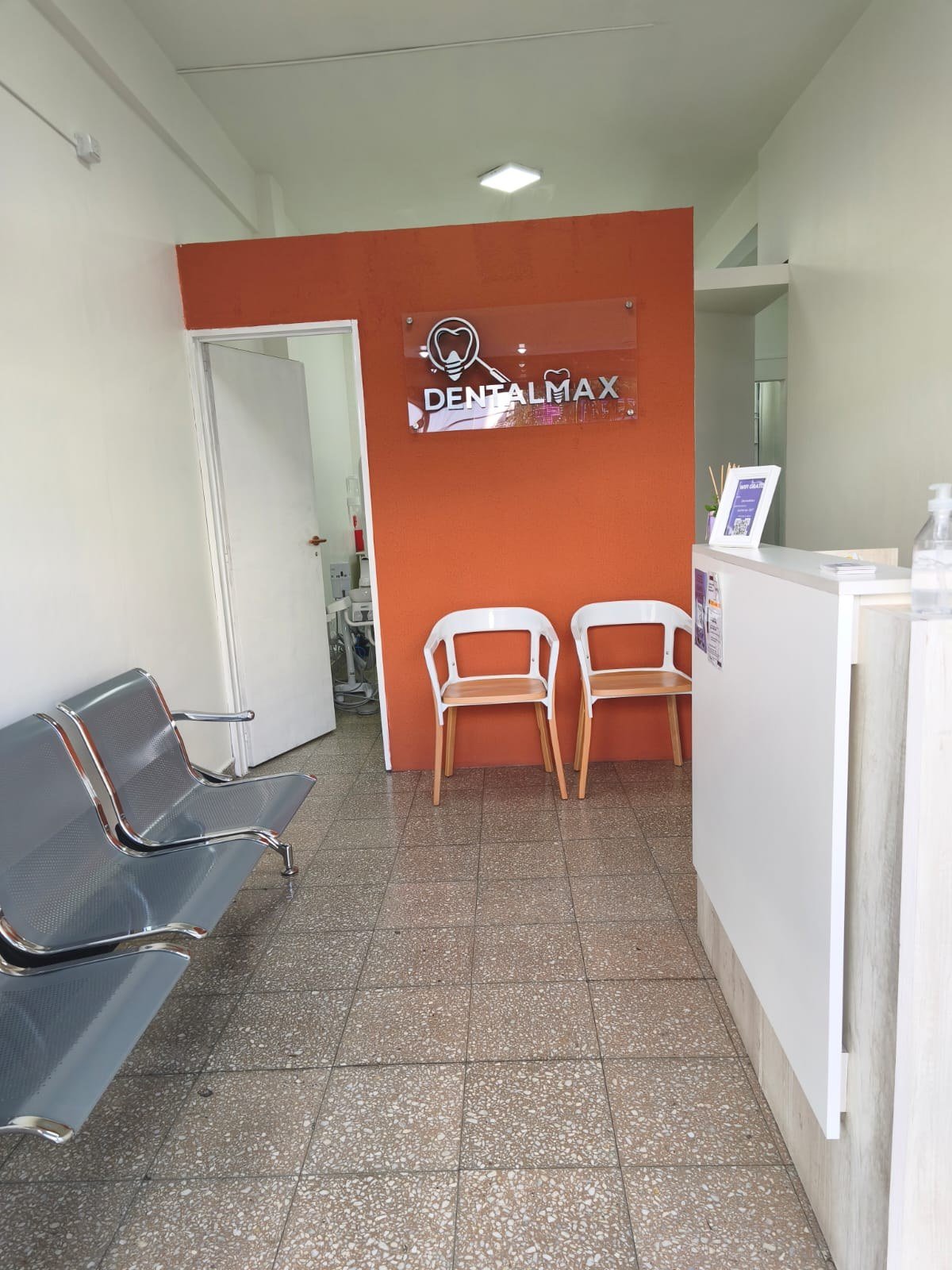 Sala de espera del consultorio DentalMax